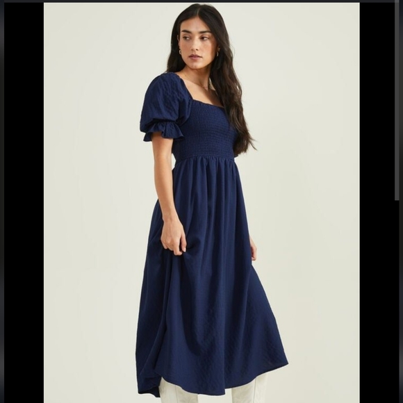 Altar'd State blakesley puff sleeve smocked midi dress in navy - Picture 2 of 9
